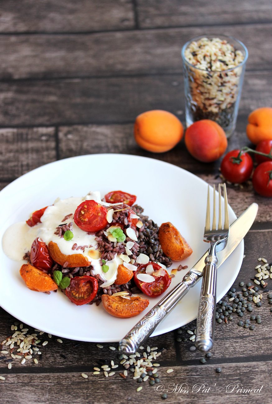 Trio de riz complet aux lentilles et aux fruits, sauce au yaourt