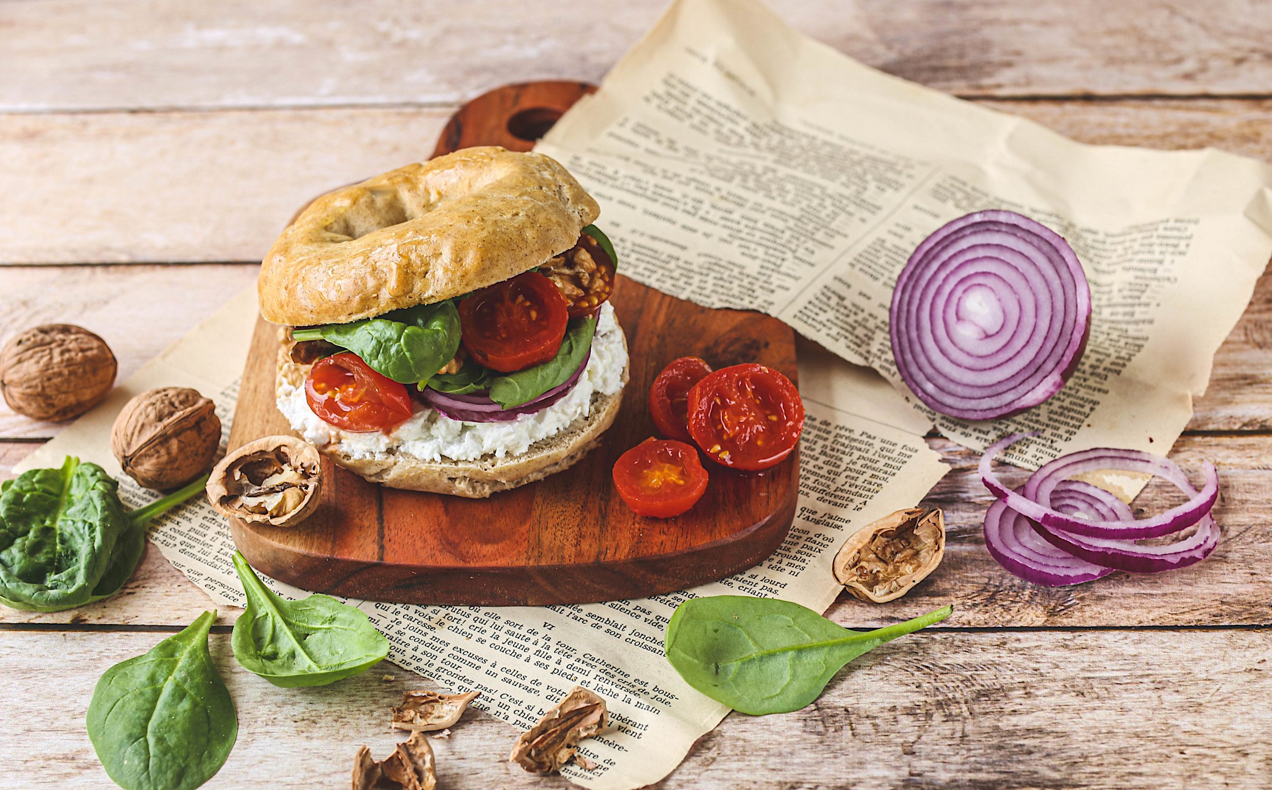 Bagel veggie tomates cerises et fromage frais aux noix