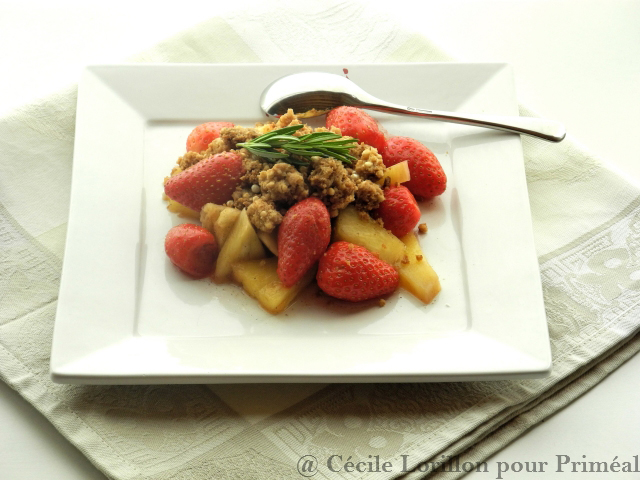 Poêlée de fraises et ananas au crumble de quinoa soufflé